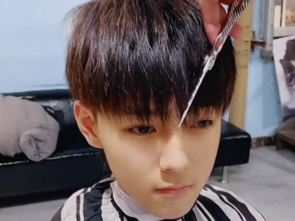 高冷 小男孩换了款社会人发型后,气质瞬间变高冷,女生:完全没办法淡定了