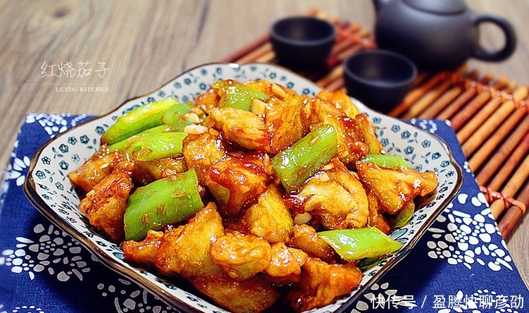 大厨教你做红烧茄子，记住这2点，不发黑不吸油，焦香软嫩不油腻