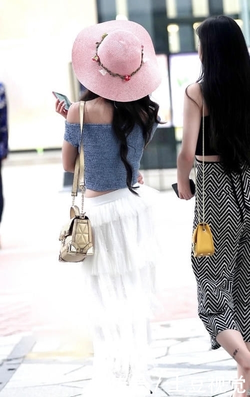 蕾丝|时尚辣妈一字肩配蕾丝裙,满满度假风,温柔生动超吸睛