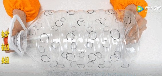 在垃圾桶里装满泥土,摆在阳台上有妙用,一年能帮你省下不少钱