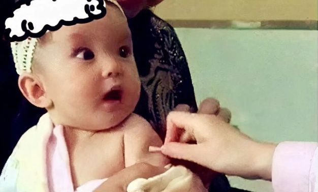 萌娃|幼儿园采血哭嚎一片，萌娃瞥完针头就捂眼！内心OS：好怕怕，想逃