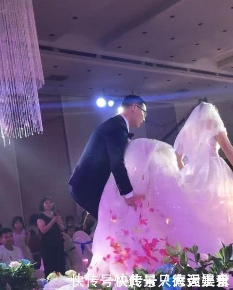 婚礼新郎帮新娘提裙子,原是很甜的动作被批没礼貌,新娘当场黑脸
