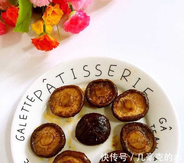 烤盘|香辣烤香菇,口感软绵,味道鲜香!