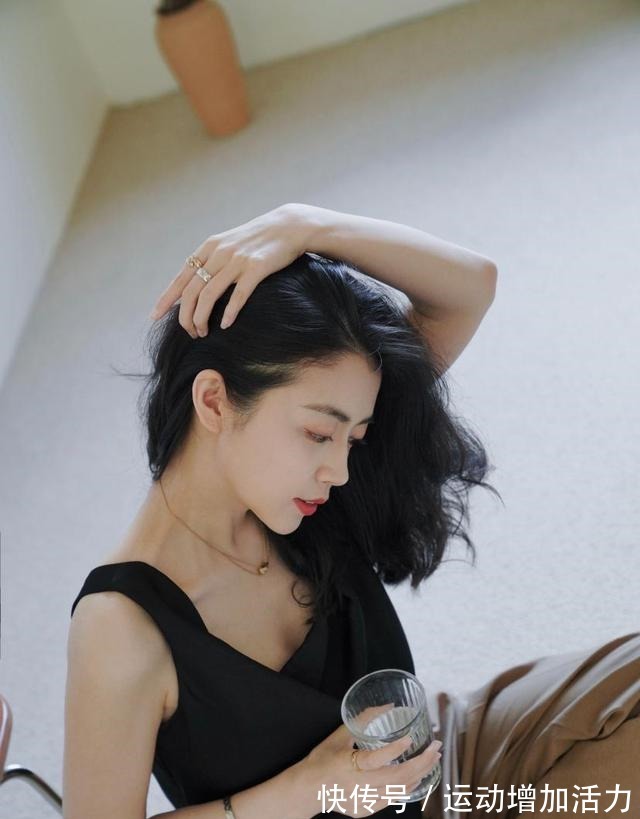 吊带 三木博主太会穿搭了,无袖吊带上衣+休闲直筒裤,很有女人味!