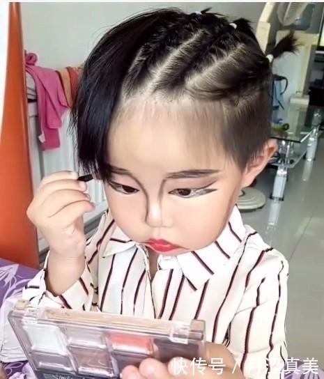 化妆品|3岁“超成熟女孩”偷偷化妆,妆后妈妈被狠狠惊艳,简直判若两人