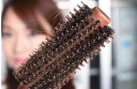 家里地上到处是头发一个方法，地面立马干净，一根头发都找不到