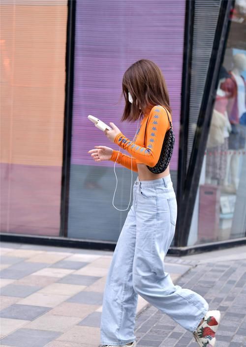 春末夏初，直筒牛仔裤在时尚姑娘身上，搭配出不同的时尚效果