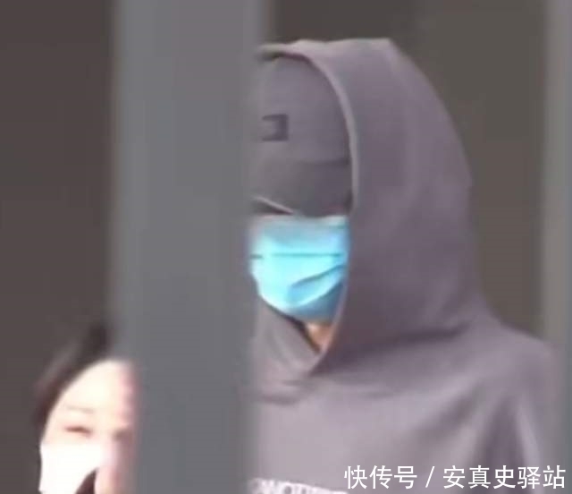 谢霆锋拍视频,做黑暗料理像网红,曝光超大厨房太豪华