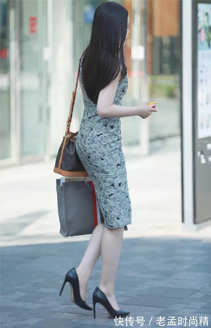 街拍|街拍:小姐姐旗袍款式的包臀连衣裙,身姿显得女性韵味,气质满满