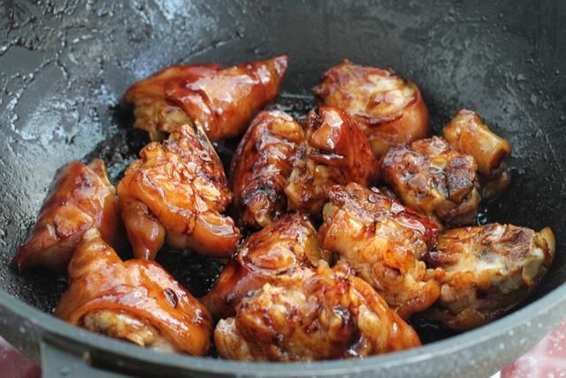 猪蹄这样做真叫一个香，色泽红润软烂入味，健康营养胶原蛋白满满