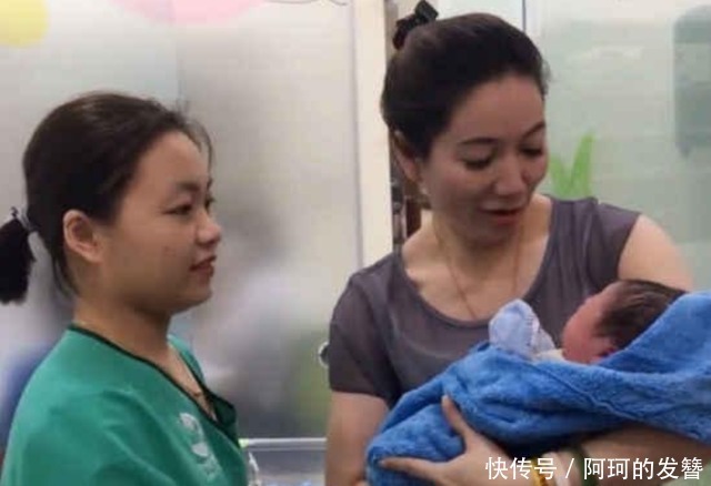 产房|“别看我,看娃”,年轻外婆产房被围观,路人:才生完就溜达了?