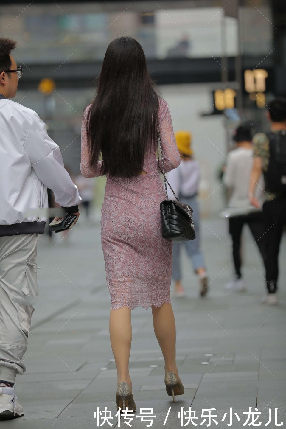 浅色花纹连衣裙，端庄大气，举止优雅