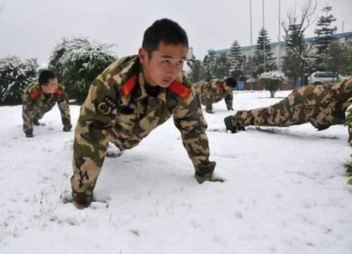 俯卧撑|军人一分钟做多少俯卧撑，才达到合格水平？别小瞧了这个数