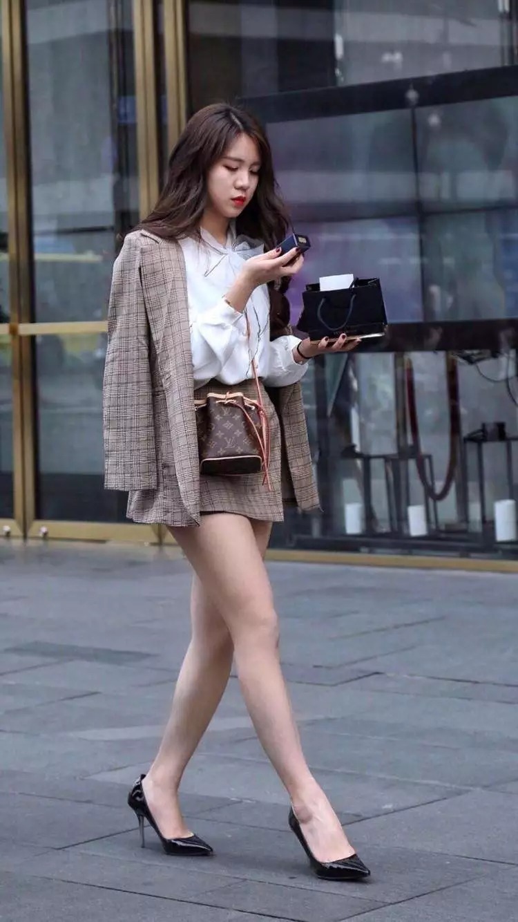  搭配|街拍组图：时尚高跟鞋搭配，秀出女性的优雅与自信