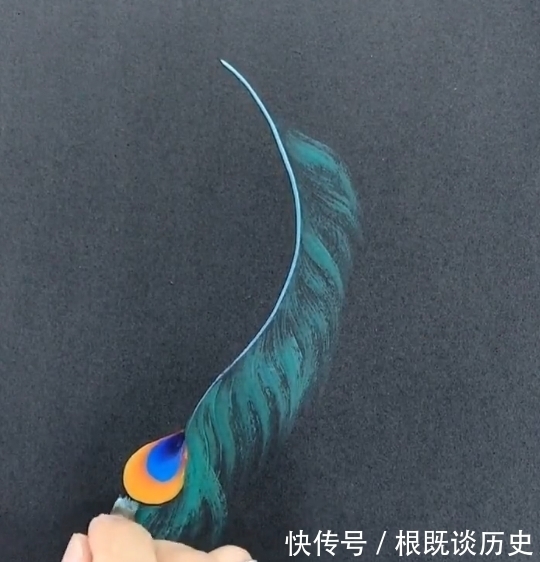 羽毛#美术生教粉丝画羽毛,看着简单做起来难,网友:缺的是你的手
