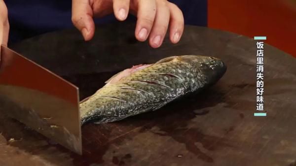 焖酥鱼这样做，一上桌就被抢光！鱼骨、鱼刺都能嚼着吃，太香了！