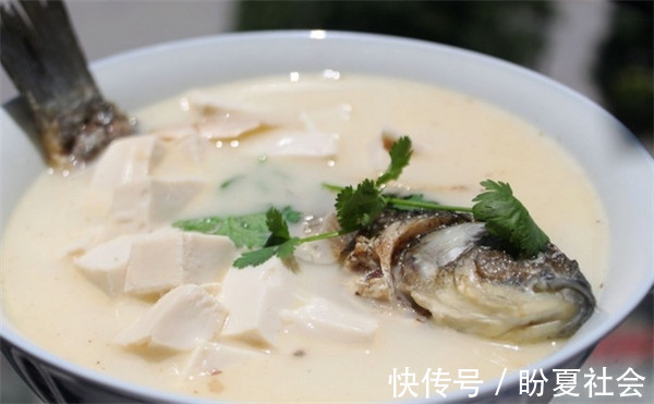 鲫鱼|鲫鱼炖豆腐的最简单做法,汤汁浓郁奶白,鱼肉鲜嫩不粘锅,吃不够
