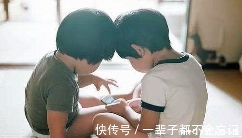 幸福家庭|头胎双胞胎女儿,二胎双胞胎儿子,出门姐姐抱弟弟,路人羡慕围观