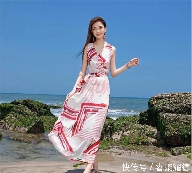 蕾丝 时尚美女在海边，身穿红白色“方巾”满满的文艺范，唯美飘逸