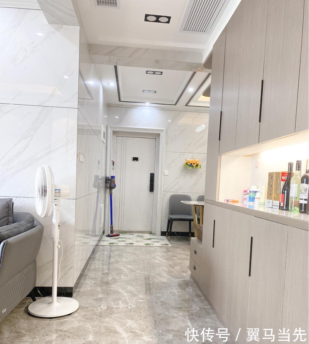 瓷砖|晒晒刚入住的新房,客餐厅瓷砖上墙大气,搭配浅灰地板特别耐脏!