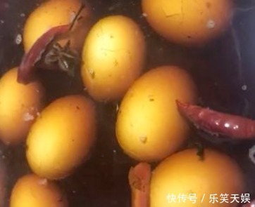 煮茶叶蛋,别只会放茶叶!老师傅教你秘诀,鸡蛋香气四溢又入味