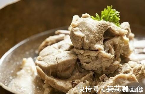 炖羊肉时，香料用不着放太多，只放3样就够了，羊肉鲜美，没膻味