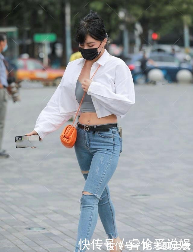 休闲|休闲时尚的破洞牛仔裤,能够衬托出身材的曲线,打造精致女人