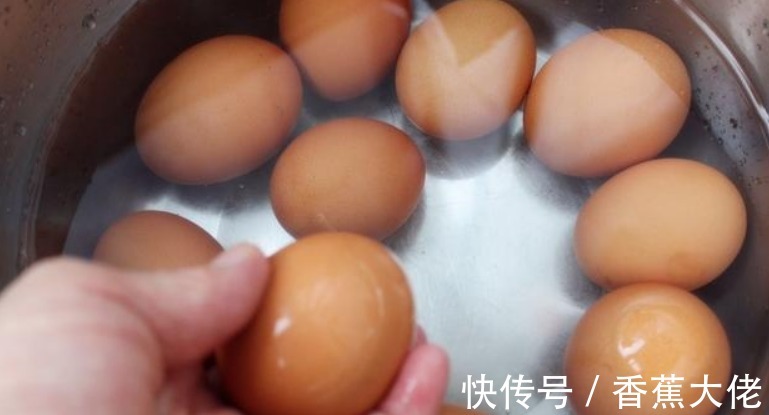 小金|一天一个鸡蛋,26岁快递员患上胃癌,医生:这种“鸡蛋”怎能常吃