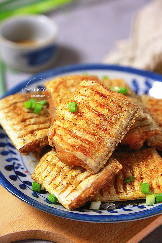 煎带鱼的一些小妙招,做着更简单,外酥里嫩,香味可以飘到隔壁