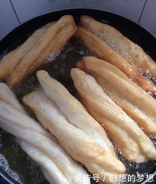 炸油条时,一定要加点“它”,油条才又软又香,怎么也吃不腻