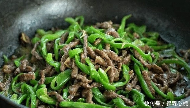 将牛肉|青椒炒牛肉,先炒牛肉还是先炒青椒方法不对,难怪牛肉口感差