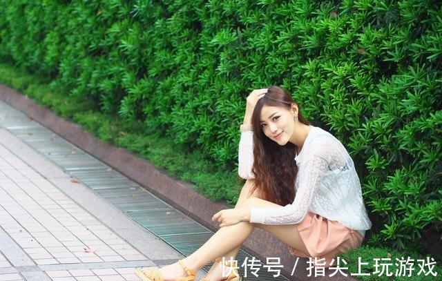 雪纺上衣 粉色超短裤搭配白色雪纺上衣,甜美感十足!