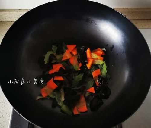 营养|晚餐吃素食,四种食材清炒一盘,清淡有营养,还能帮你清理肠胃