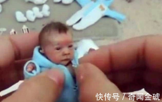 衣服|婴儿竟和拇指一般大小!男子为其穿衣服,父母抱孩子纷纷逗留围观