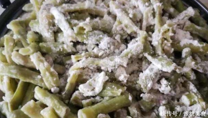 凉拌豆角时，不要傻傻只加蒜泥，加点它，豆角翠绿爽口更入味