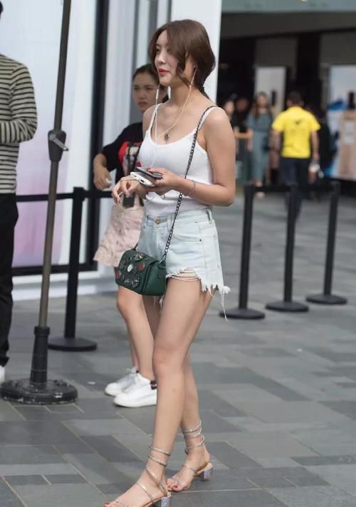 一字带 美女脚上踩着一双一字带的高跟鞋，让整体的搭配显得更加的有质感