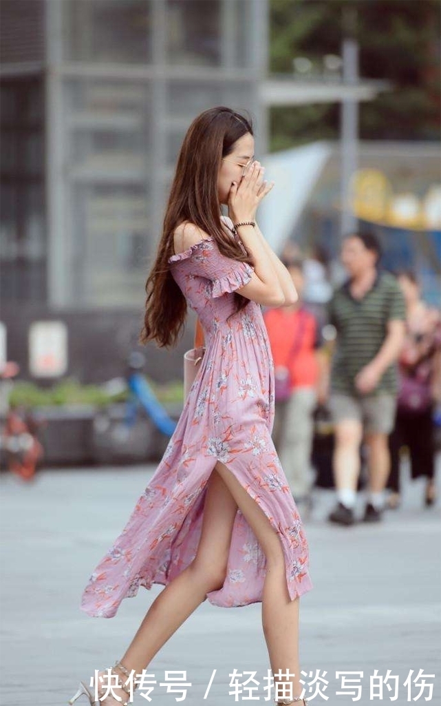 气质|街拍:开叉连衣裙长度恰到好处,将小姐姐的气质展现的淋漓尽致!