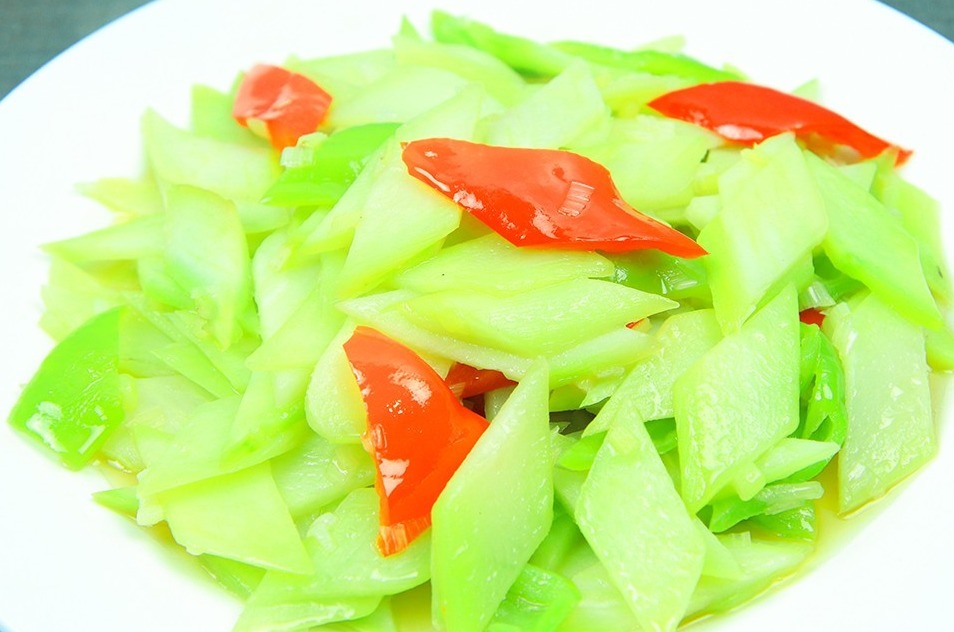 清炒芥兰很多人第一步就做错了,难怪发苦又变色,厨师长教你技巧