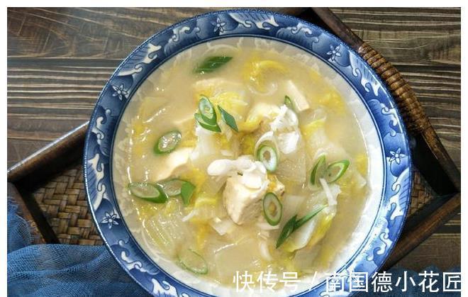 豆腐|白菜炖豆腐，万不可把豆腐和白菜的顺序放错，否则味道不香汤不白