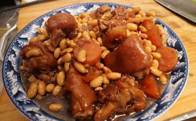 炖猪蹄时,不要先焯水,大厨教你正确做法,猪蹄软烂入味还不腥