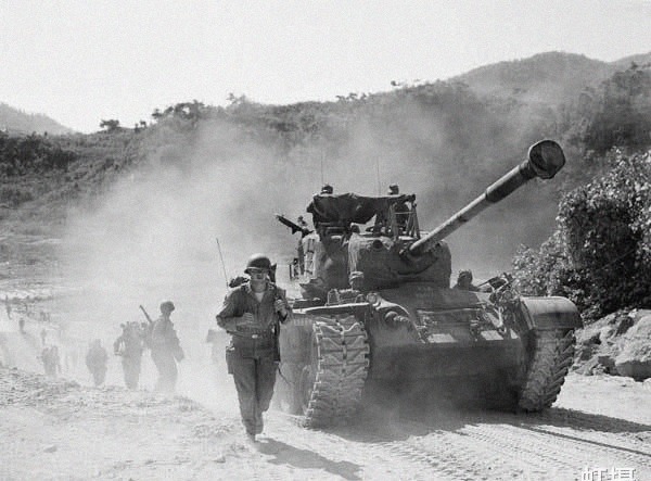 坦克|美国倒霉将军：部队被志愿军击溃，车祸死于乱军！同名坦克也翻车