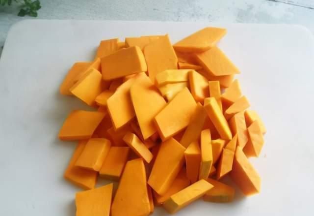 熬小米粥时,外行人只会用清水,牢记这3点,粥香浓黏稠,米油厚