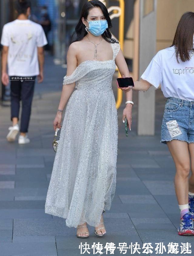 气质优雅的小姐姐,时尚穿搭单肩吊带裙,尽显迷人的身段