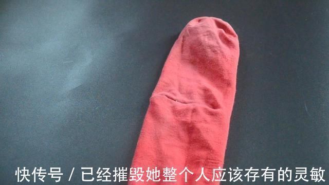 缝纫|穿破的袜子不要扔,简单剪一刀,旧袜子变得和新的一样,太实用了