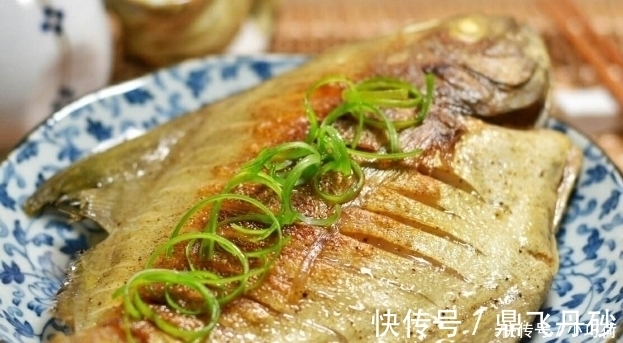 红烧鱼|老师傅：不管煎什么鱼，多加这一样“东西”，鱼皮酥香不破还入味