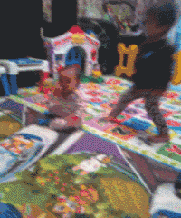 |搞笑GIF段子:美女,你这一摔有点远了,帅哥们都等不急了