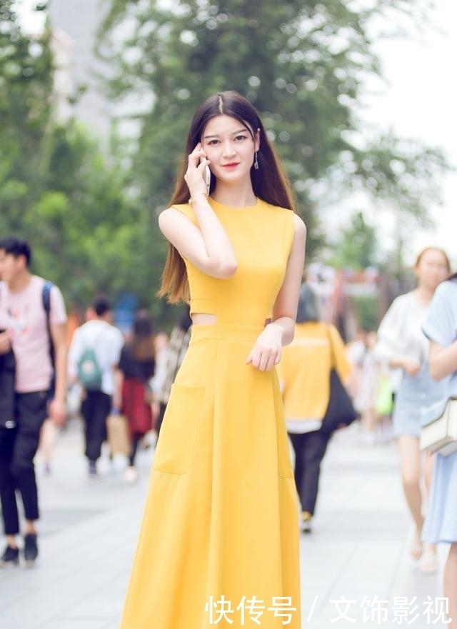 酷酷装扮的连衣裙充满青春的时尚活力,增添个性时尚感