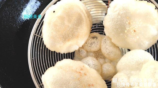 糯米粉开水烫一烫，不加鸡蛋不加油，个个酥脆鼓大泡，比薯片好吃