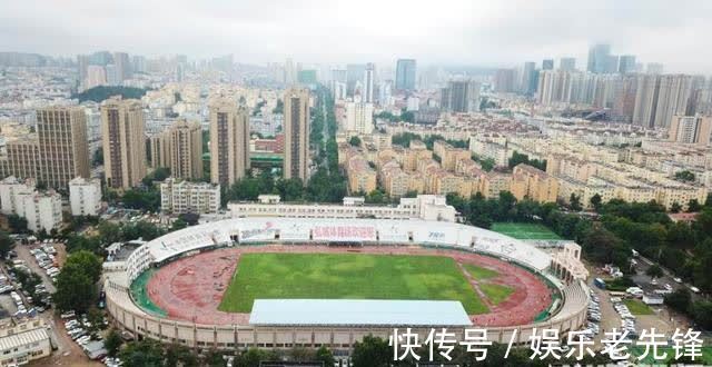 半岛|半岛聚焦丨夏日热练!弘诚体育场日均迎客七千,有人专门开车来运动