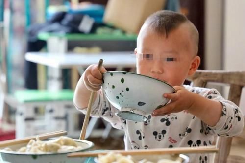 婴幼儿的不少食物,自制的远不如买的好,家长别再“假育儿”了